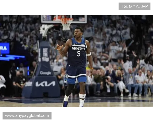 爱德华兹半场表现平平次节仅靠罚球得分球队状态堪忧